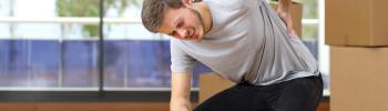 ¿Trabajas muchas horas cargando peso o agachado? Así puedes proteger tu espalda y tus hombros