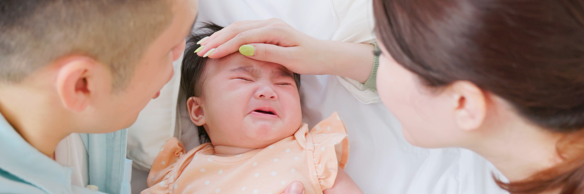 Ejercicios suaves y estrategias terapéuticas recomendadas a los padres para ayudar a calmar a sus bebés