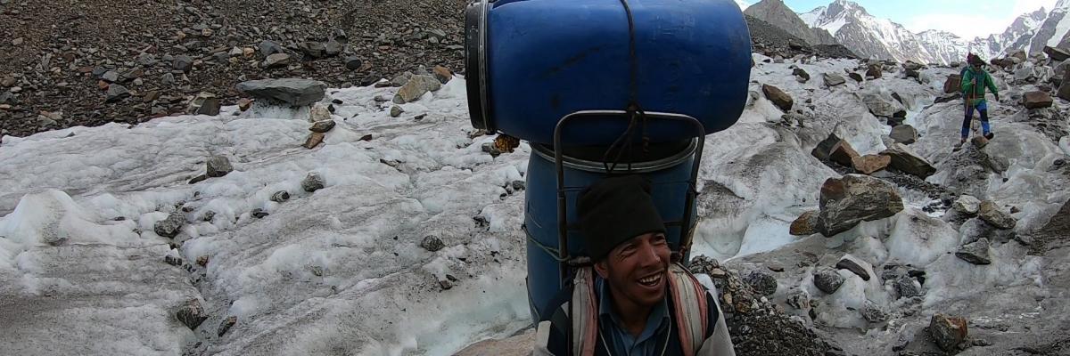 Millones de barriles de 200 kg y la espalda como nueva