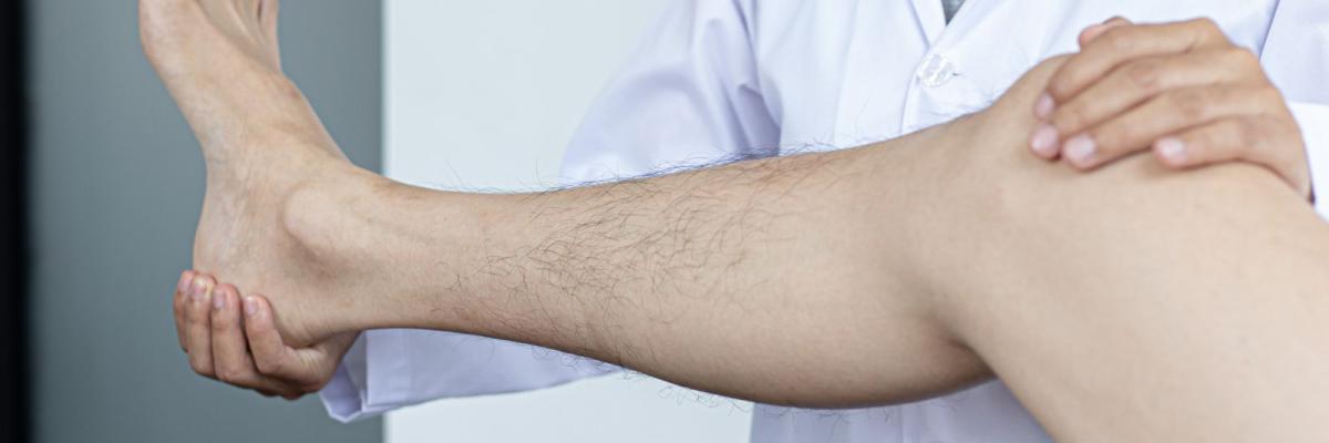 Recuperación tras una prótesis de rodilla o cadera: qué ejercicios ayudan realmente