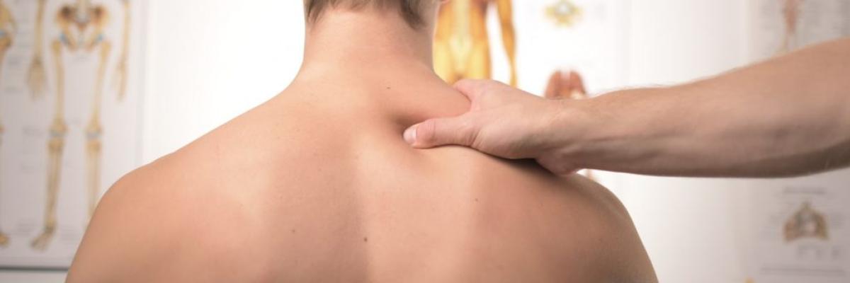 Ejercicios de fisioterapia para corregir la cifosis postural en adolescentes