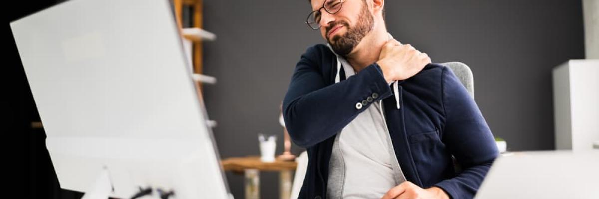 Dolor de hombro por uso prolongado del ordenador: causas reales y soluciones